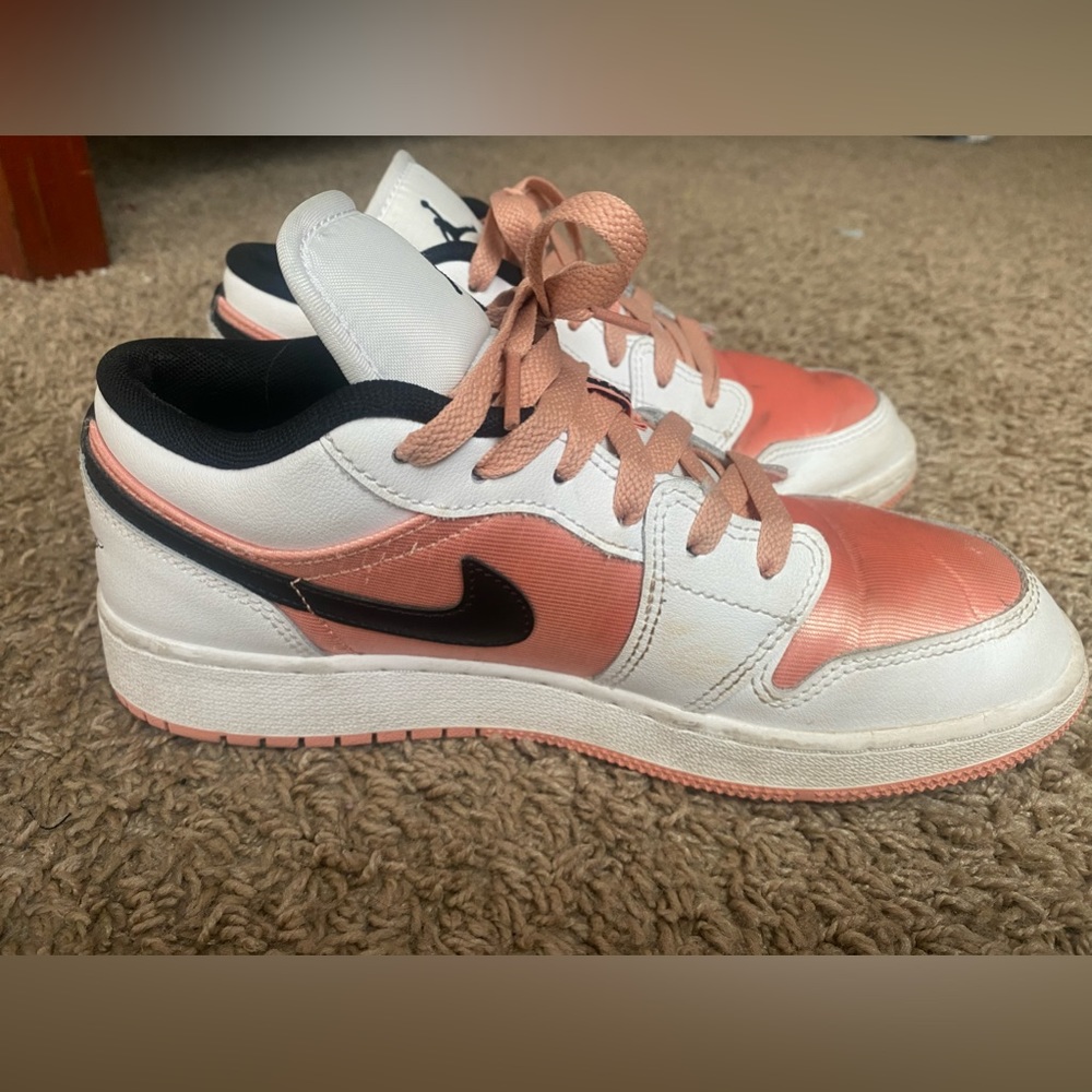 Air jordan 1 low pinkish, salmon ish size 5 woman